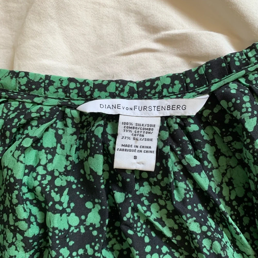 DVF DIANE Von FURSTENBERG 🔥oversized green silk peasant top excellent condition - Picture 3 of 6